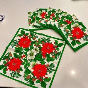 Poinsettia napkins 8 vintage, excellent condition 15x15